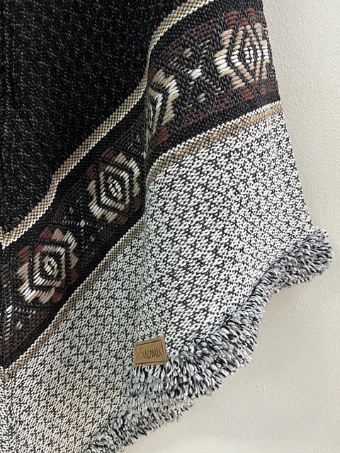 Poncho Tres Puntas Black