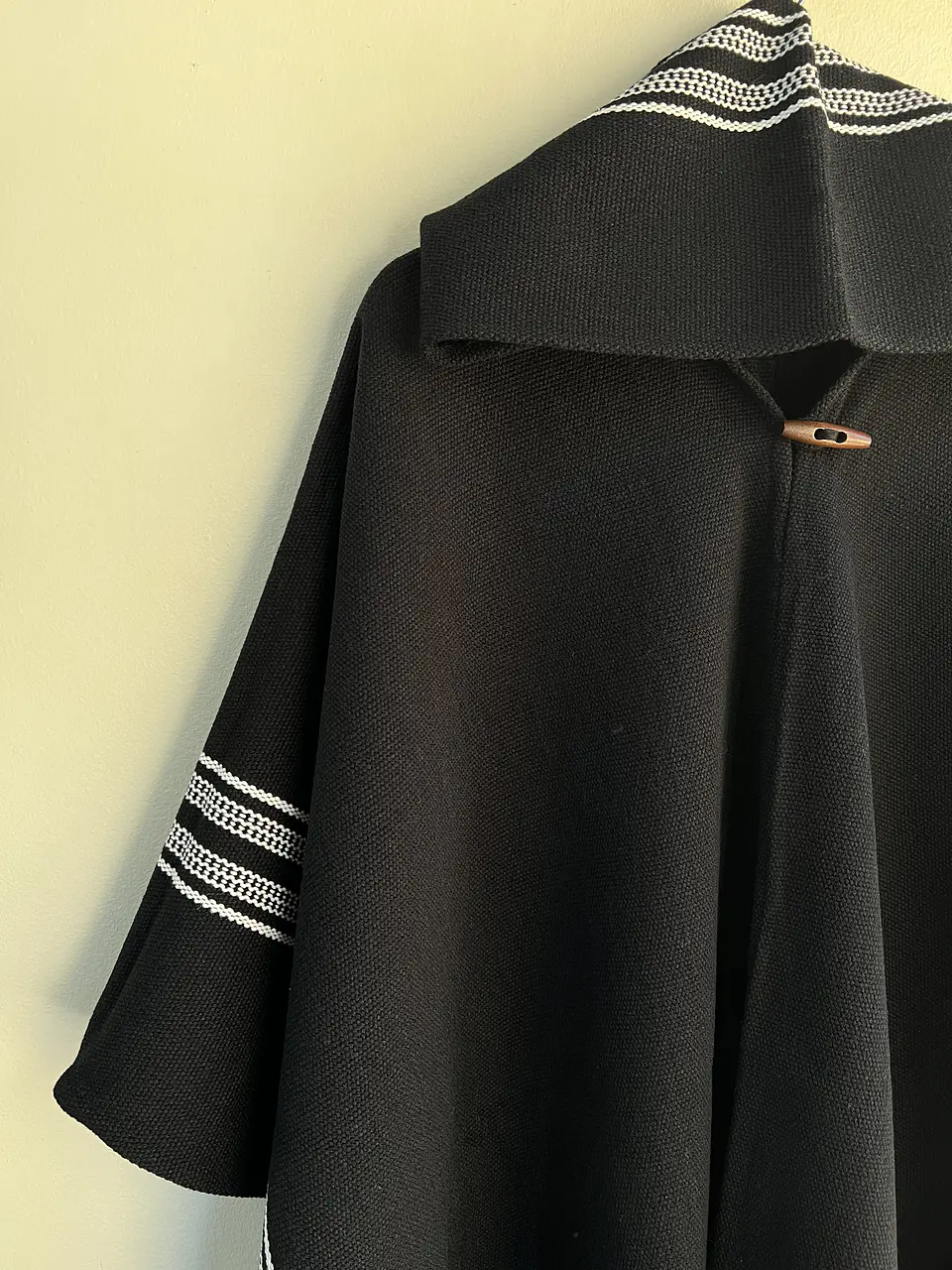 Poncho Exclusivo Negro Raya 3