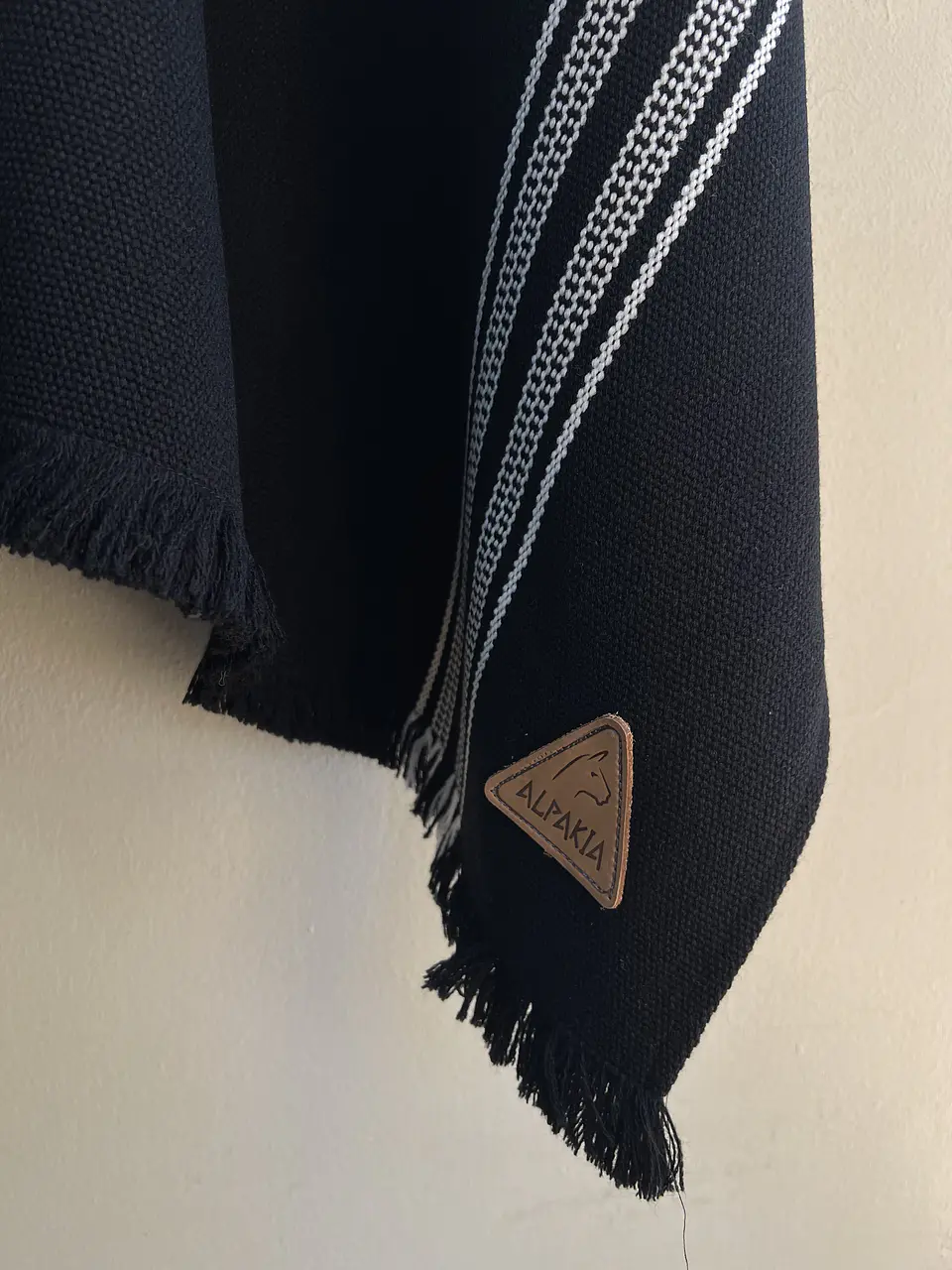 Poncho Exclusivo Negro Raya 4