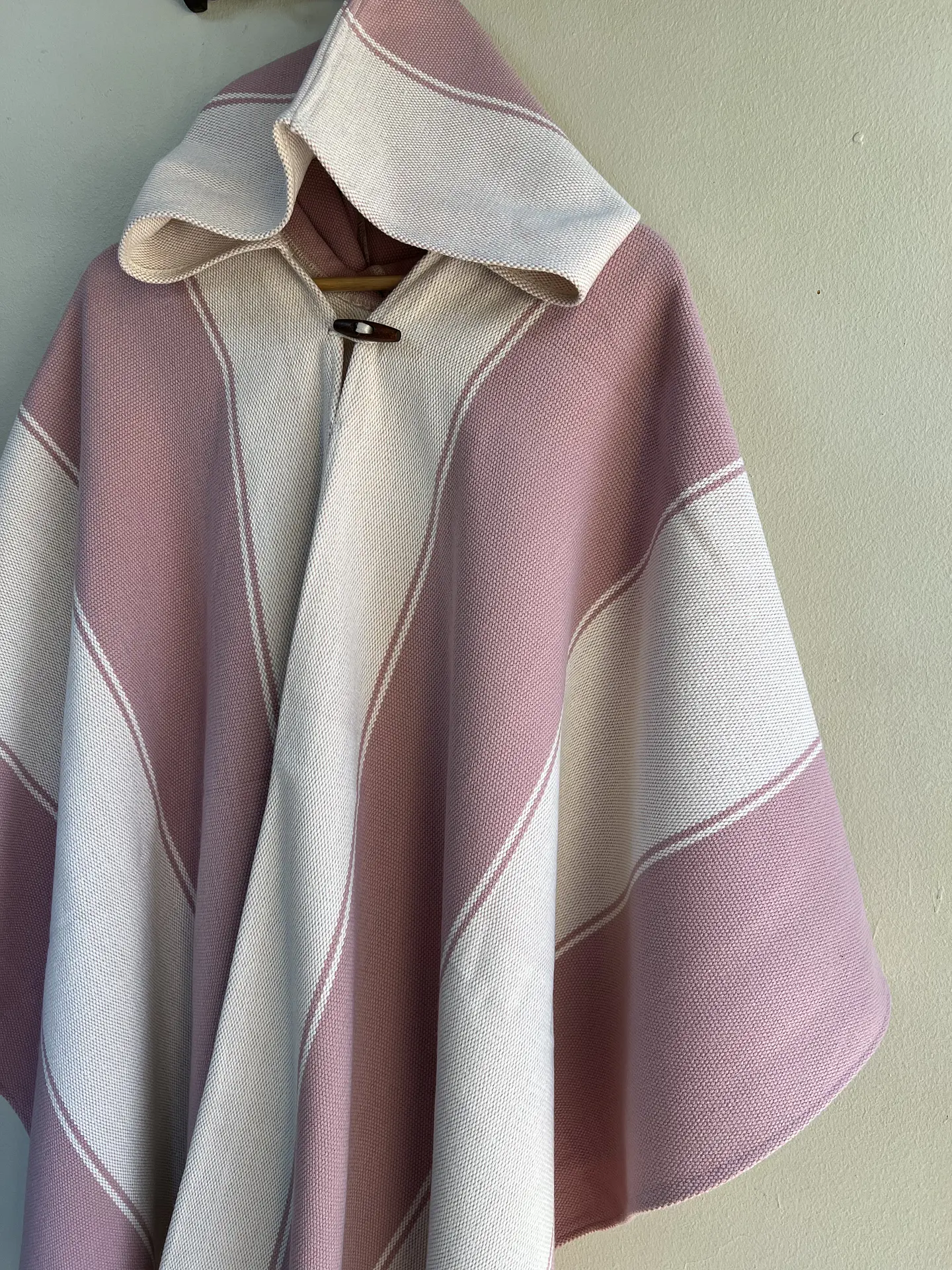 Poncho Exclusivo Palo Rosa & Blanco 2