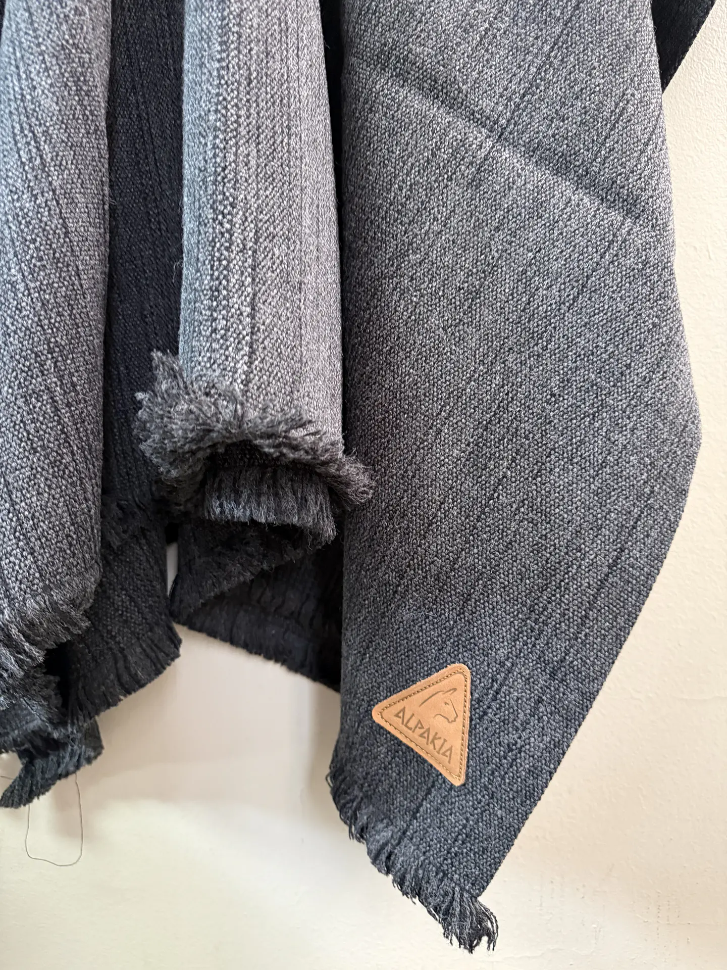 Poncho Exclusivo Gris 3