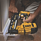 Clavadora De Acabado Inalambrica Dewalt 20v Dcn680b - Miniatura 2