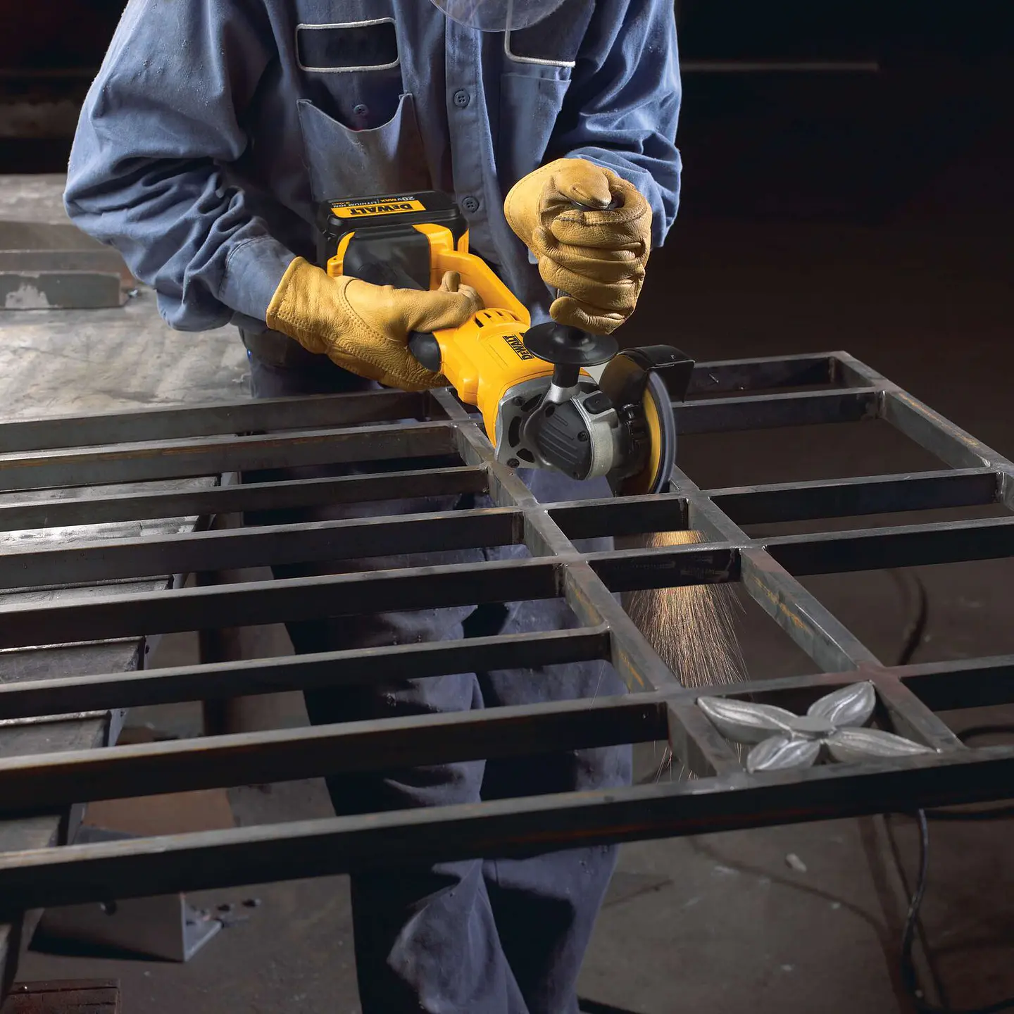 Esmeril Angular inalámbrico 4-1/2 20V DEWALT DCG412B 9