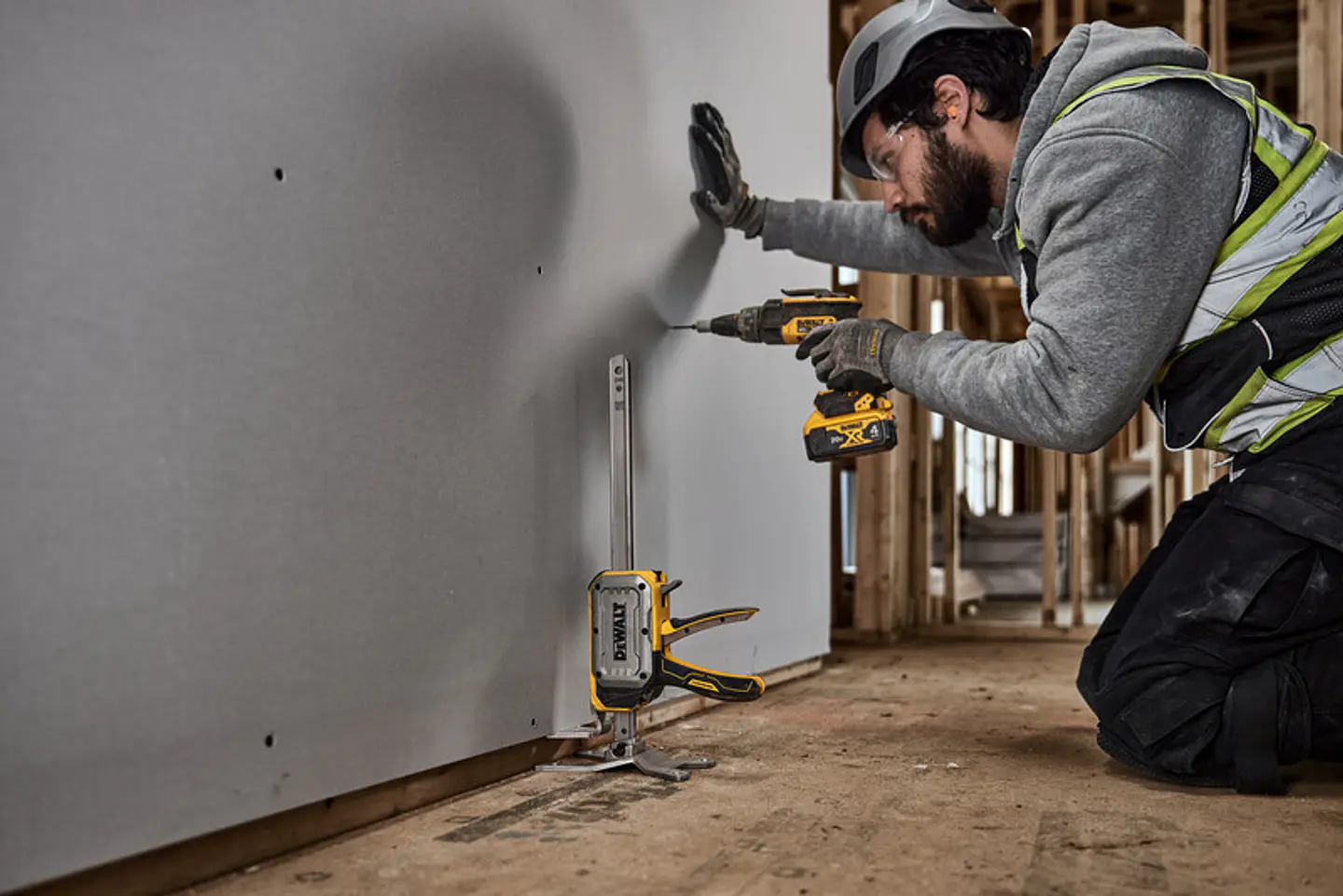 Brazo de Elevación Toughseries DEWALT Capacidad 154kg 6