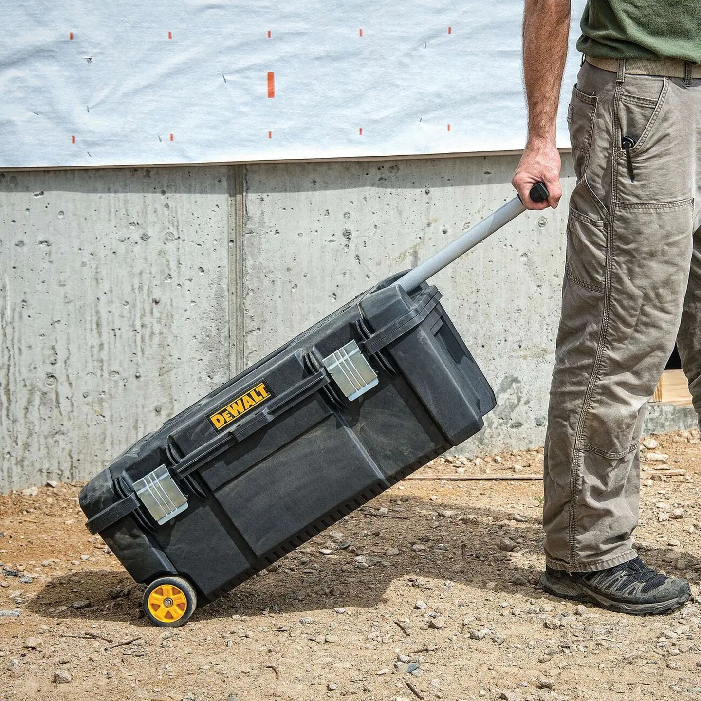 Caja de Herramientas DeWalt 28” con Ruedas DWST28100 5