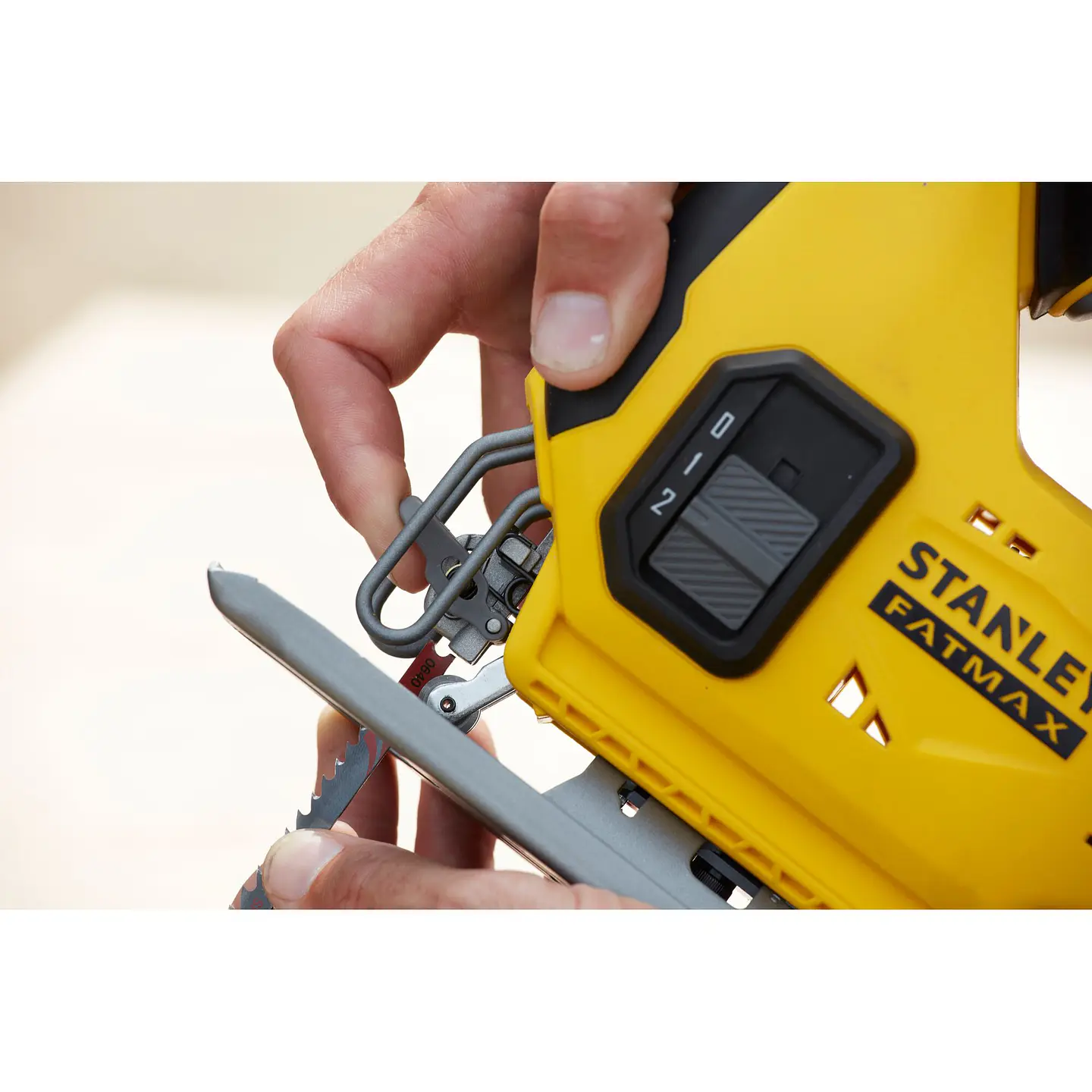 SIERRA CALADORA STANLEY SCJ600B-B3 – 20V MAX  8