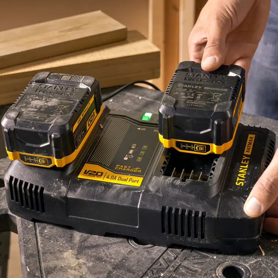 CARGADOR STANLEY SC402-B2 – 20V MAX V20 – DOBLE PUERTO – 4A 3