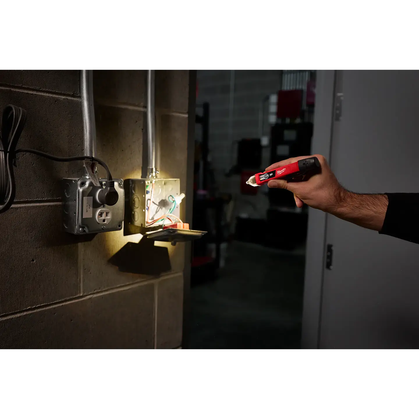Detector de Voltaje Doble Rango Milwaukee 3203-20 con Luz LED 5