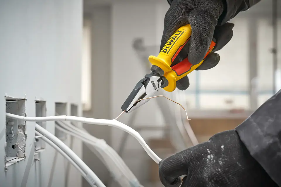 Alicate Universal Aislado 1000v 160mm DeWalt DWHT82810-0 3