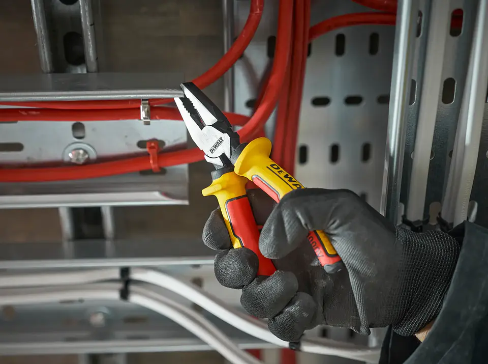 Alicate Universal Aislado 1000v 160mm DeWalt DWHT82810-0 4