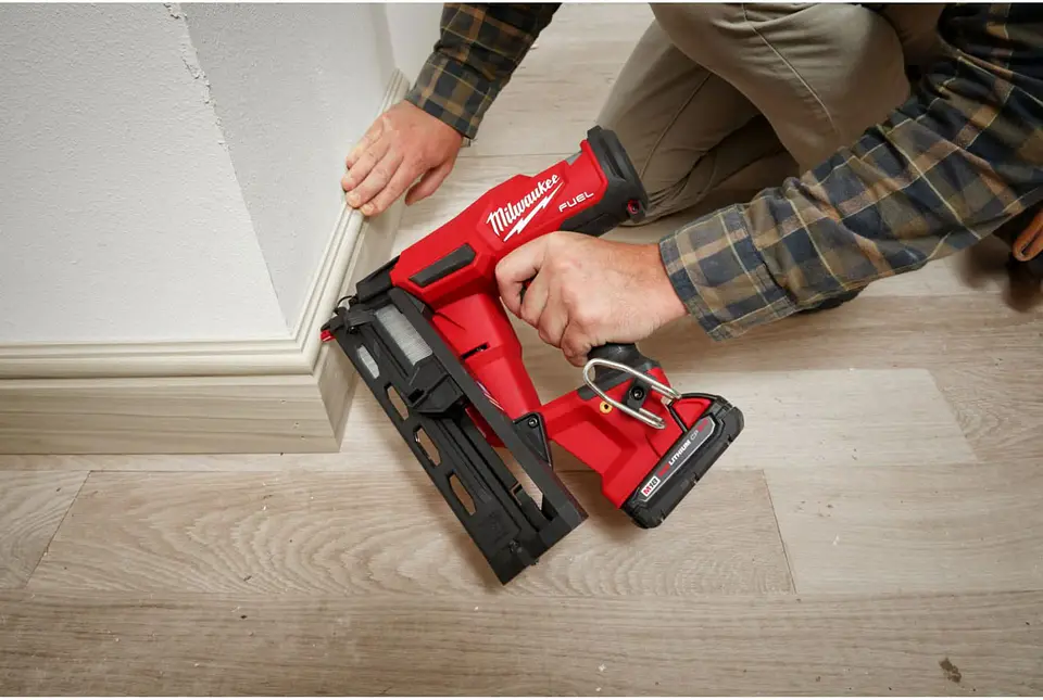 Clavadora Angular de Terminacion Milwaukee M18 FUEL Calibre 16 Solo Herramienta 2841-20 6