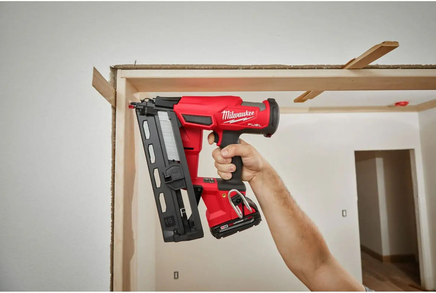Clavadora Angular de Terminacion Milwaukee M18 FUEL Calibre 16 Solo Herramienta 2841-20 7