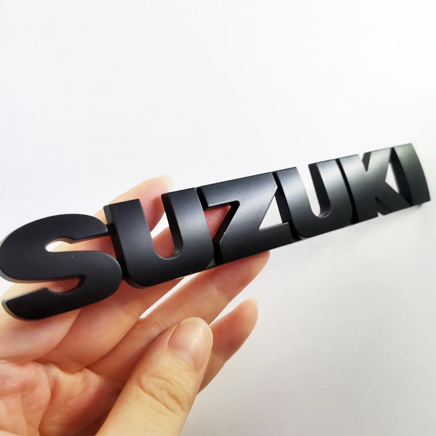 Emblema adhesivo Logo Para Suzuki 15.2x2.4 Negro 3