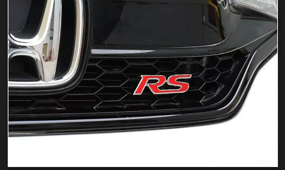 Emblema de parrilla apernado metalico modelo RS cromado con rojo 4