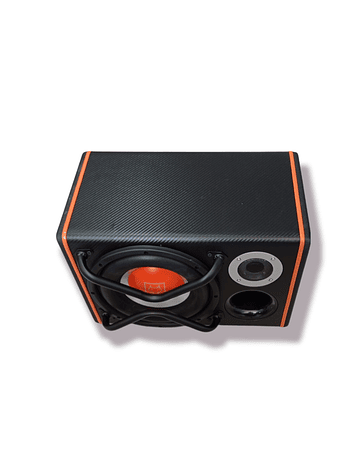Subwoofer Black Wolf Caja de madera excelente calidad Diseño fibra de carbono parlante de 10 pulgadas Amplificado para autos 12V conexión RCA 