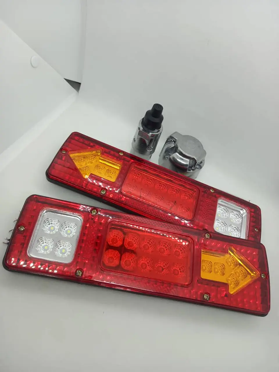 Set de focos led Traseros 12v más enchufe hembra y macho 1