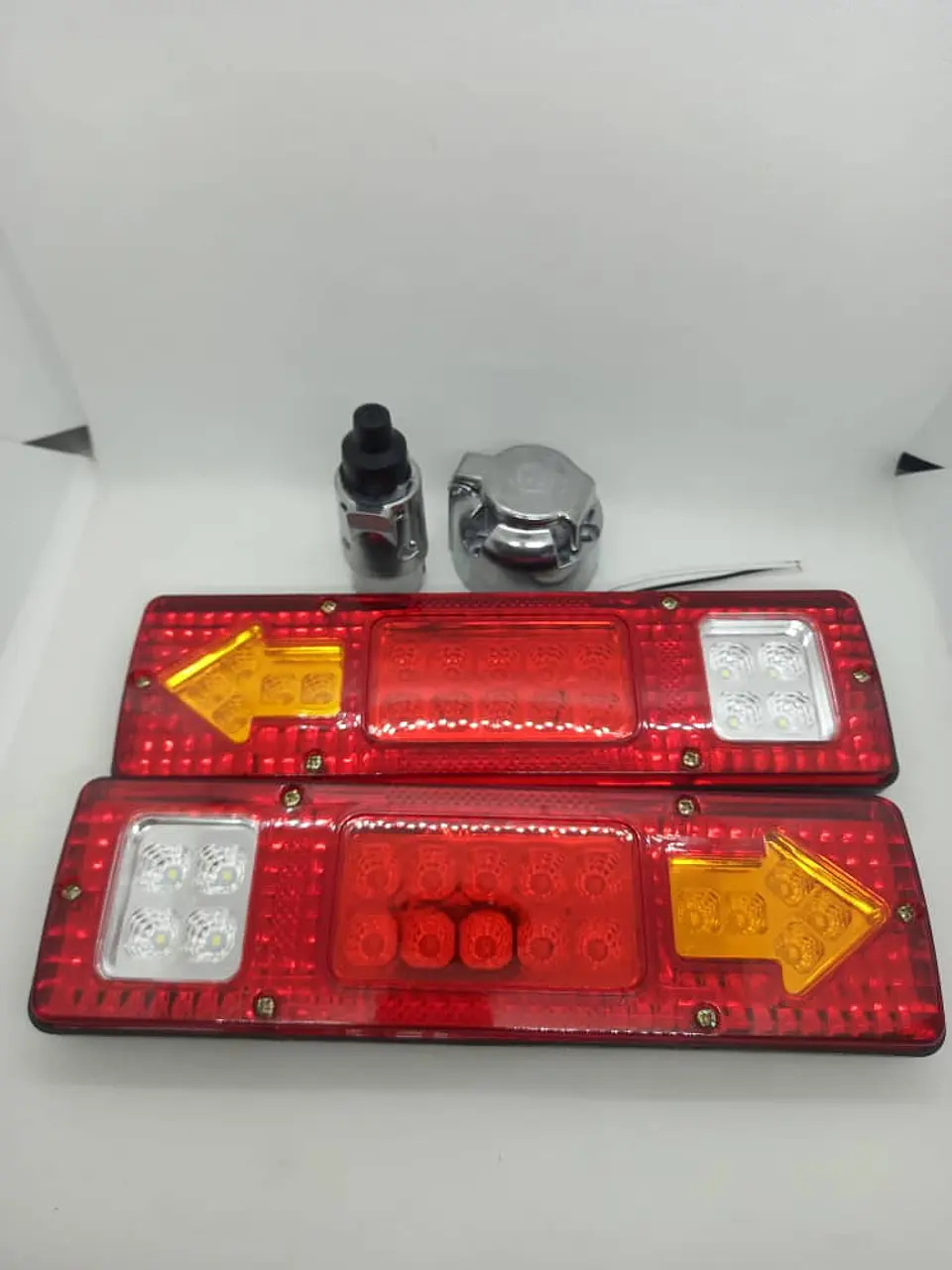 Set de focos led Traseros 12v más enchufe hembra y macho 4