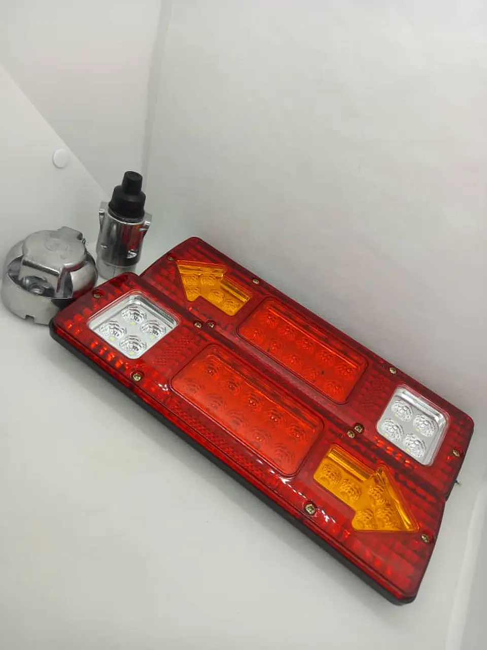 Set de focos led Traseros 12v más enchufe hembra y macho 6