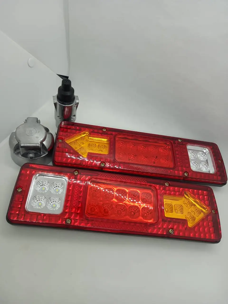 Set de focos led Traseros 12v más enchufe hembra y macho 7
