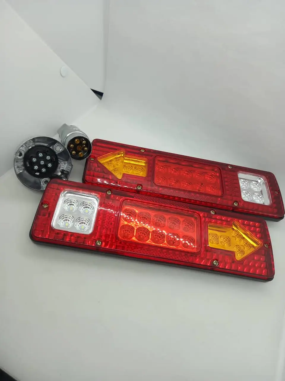 Set de focos led Traseros 12v más enchufe hembra y macho 8