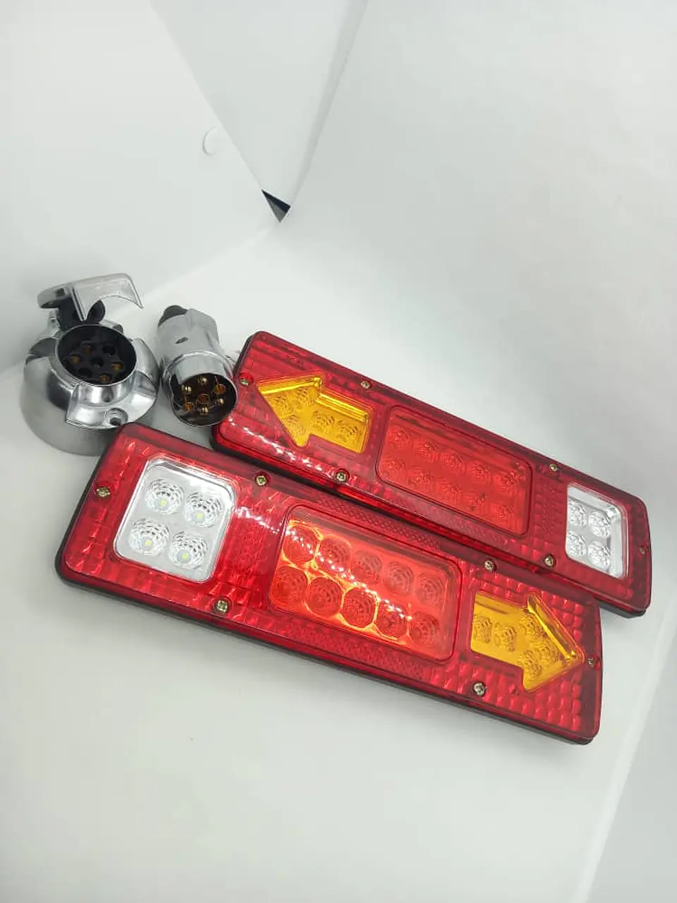 Set de focos led Traseros 12v más enchufe hembra y macho 10