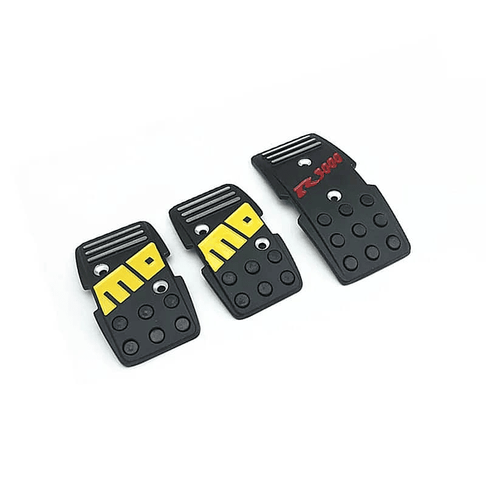 Set cubre pedales de auto Momo 3 piezas de aluminio tunning universal autos sincrónicos /manuales color negro letra amarilla 1