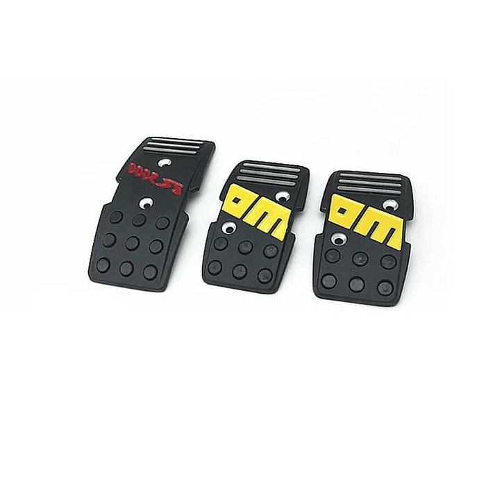 Set cubre pedales de auto Momo 3 piezas de aluminio tunning universal autos sincrónicos /manuales color negro letra amarilla 4