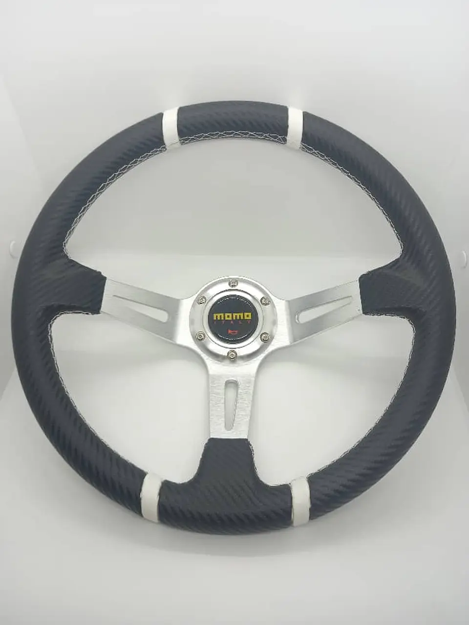 Volante deportivo universal Momo 35cm - Centro Plata, línea Blanca 8
