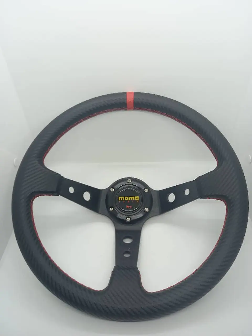 Volante deportivo Momo 35cm (agujeros) - Centro Negro, línea Roja 12