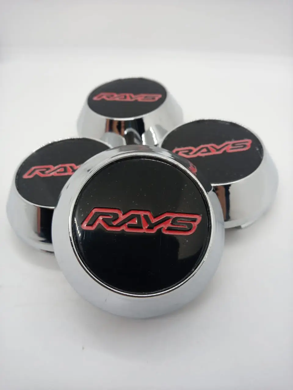 Tapa centro de llantas de auto tunning conica rays negro letra roja 1