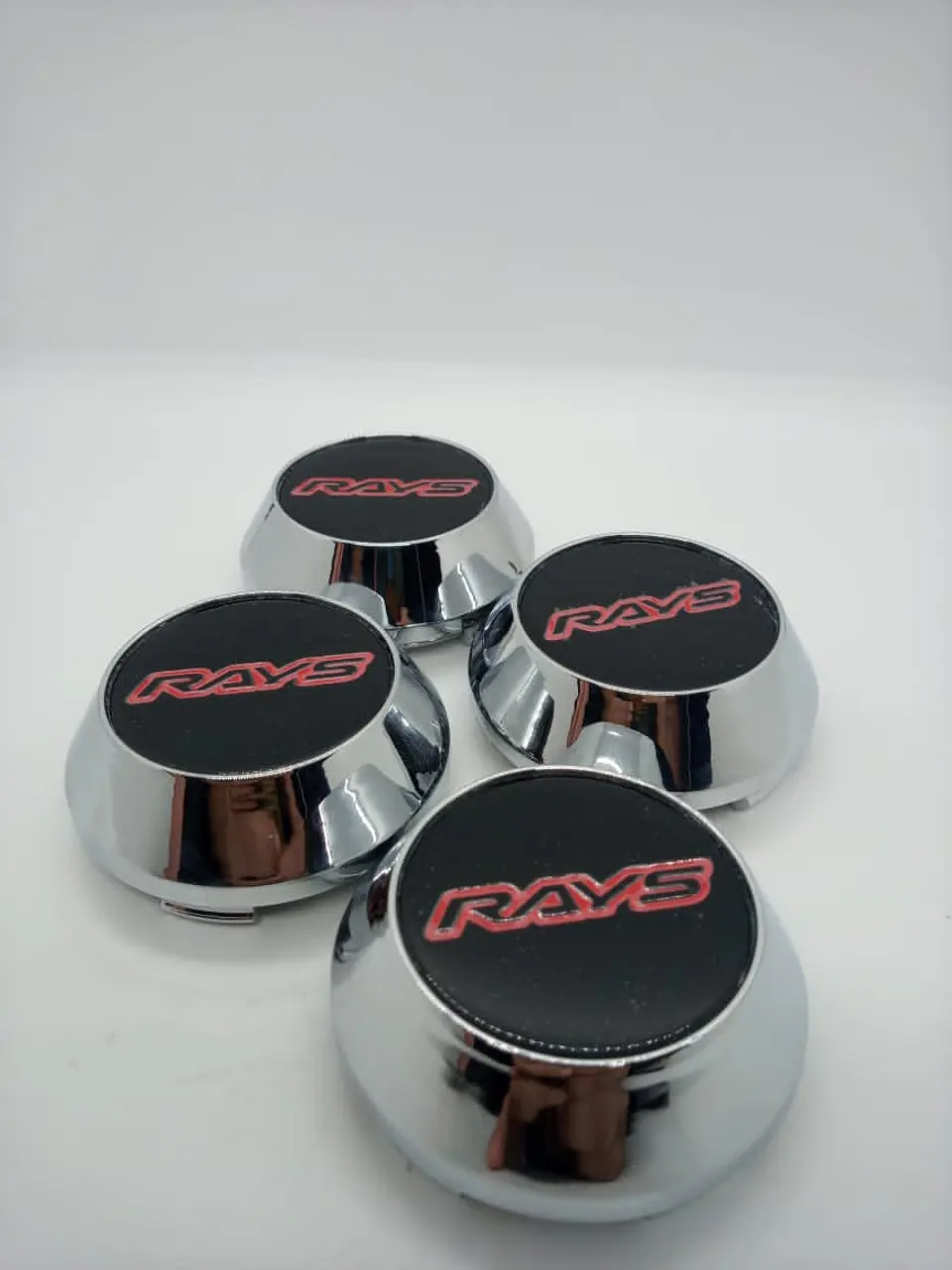 Tapa centro de llantas de auto tunning conica rays negro letra roja 3