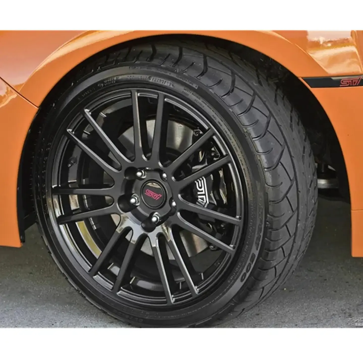 Set X4 Tapa centro de Llantas de autos universal STI NEGRO CON ROJO 3