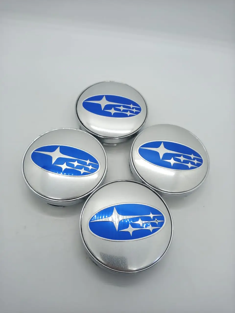 Set X4 Tapa centro de Llantas de autos Subaru PLATA AZUL universal 8