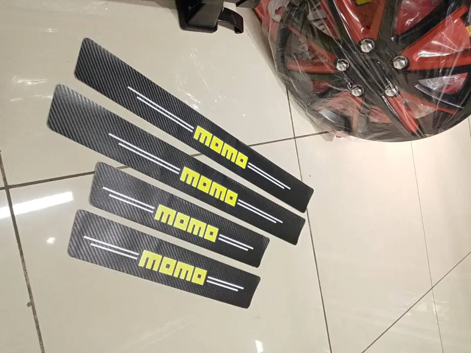 Cubre socalo/pisadera fibra carbono antiarañazos, 4pzs - Momo 1