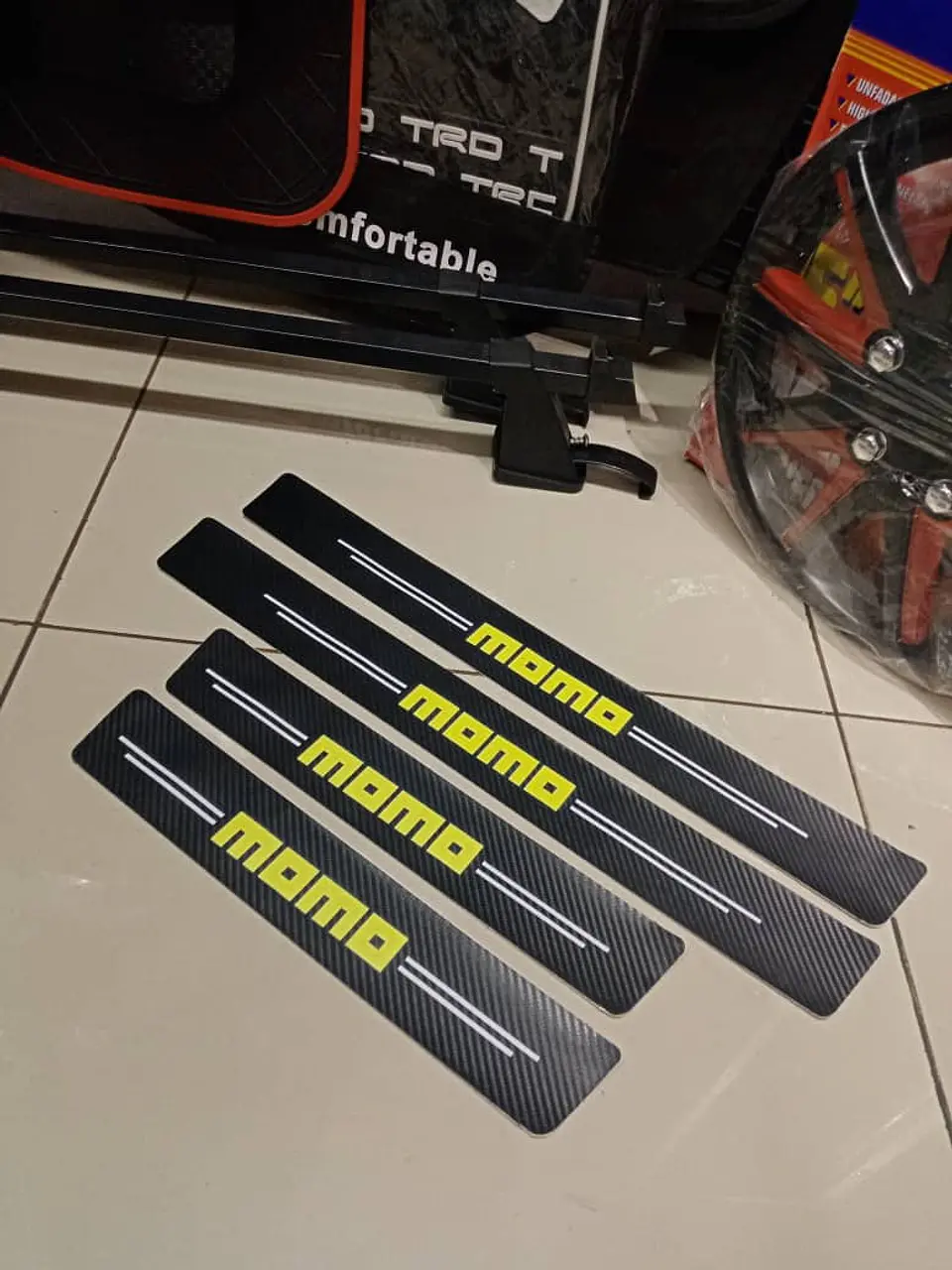 Cubre socalo/pisadera fibra carbono antiarañazos, 4pzs - Momo 7