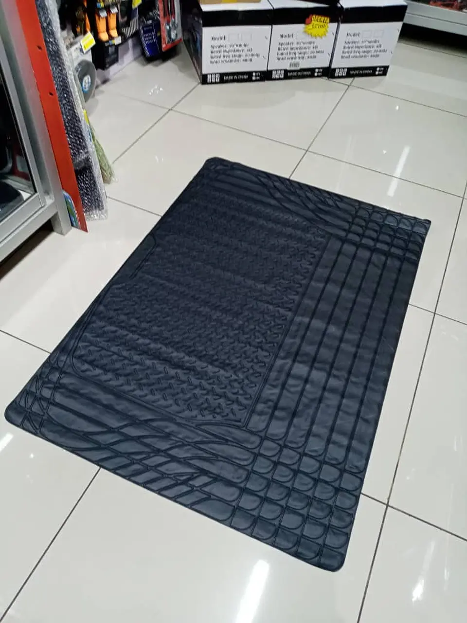Alfombra Cubre maletero de goma para autos y suv universal 1