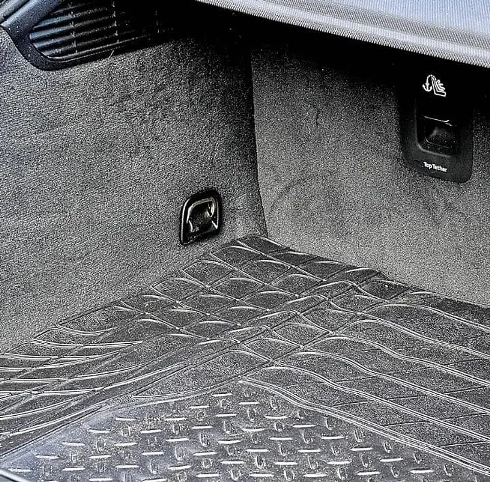 Alfombra Cubre maletero de goma para autos y suv universal 10