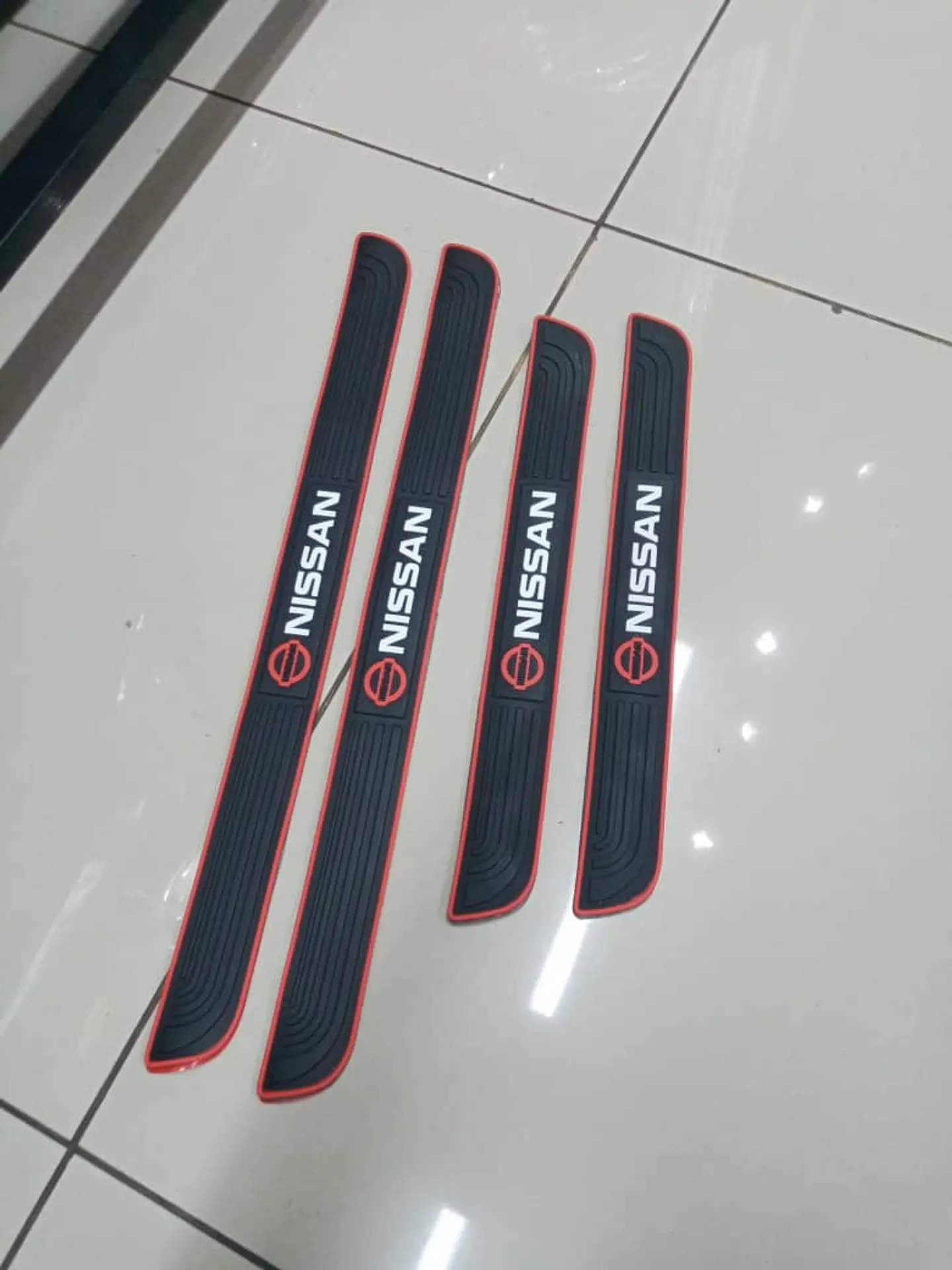 X4 Goma pisadera cubre zócalos Nissan - 2x 51.5 x4cm 2x37cm x4cm 5