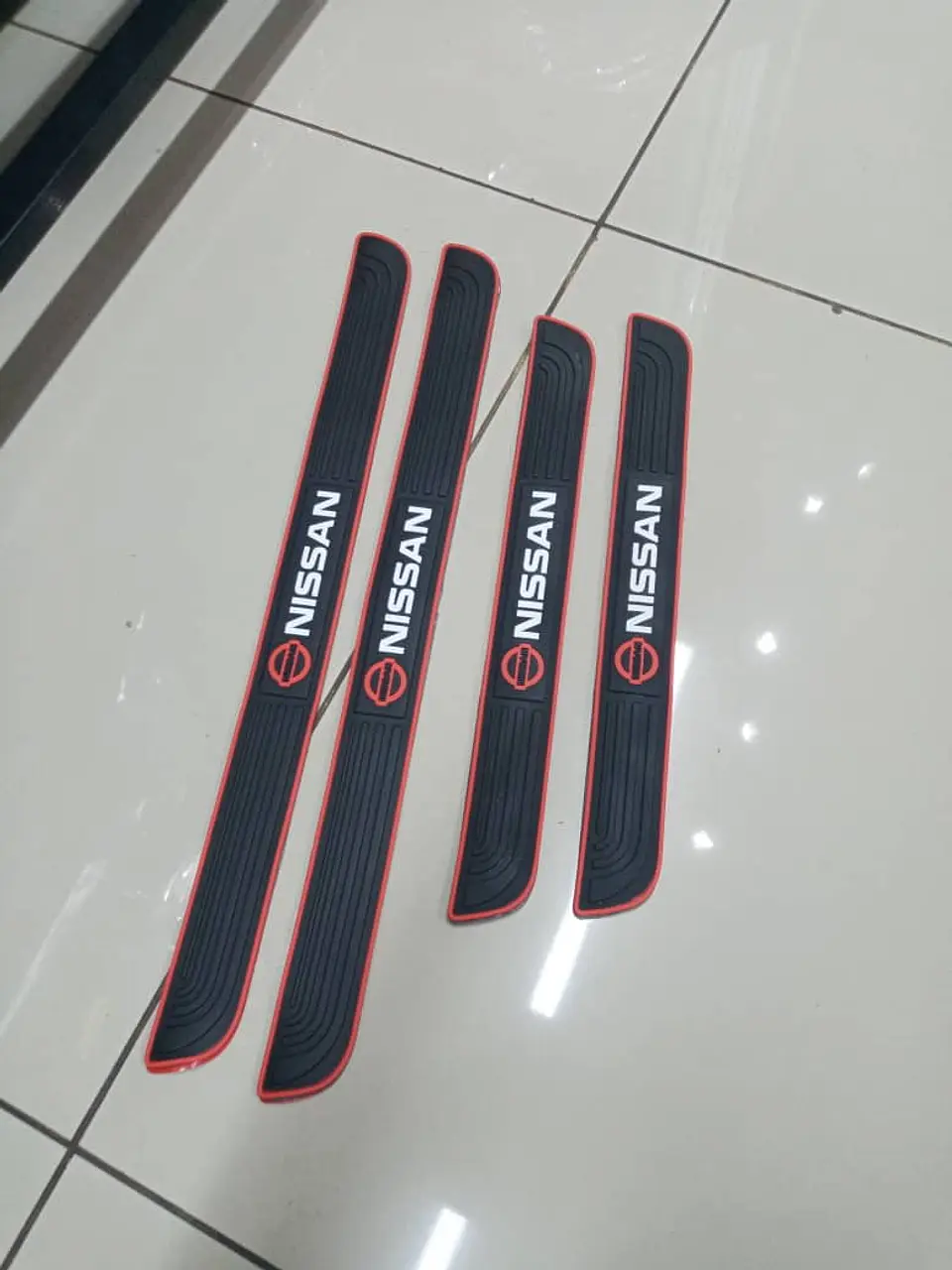 X4 Goma pisadera cubre zócalos Nissan - 2x 51.5 x4cm 2x37cm x4cm 5