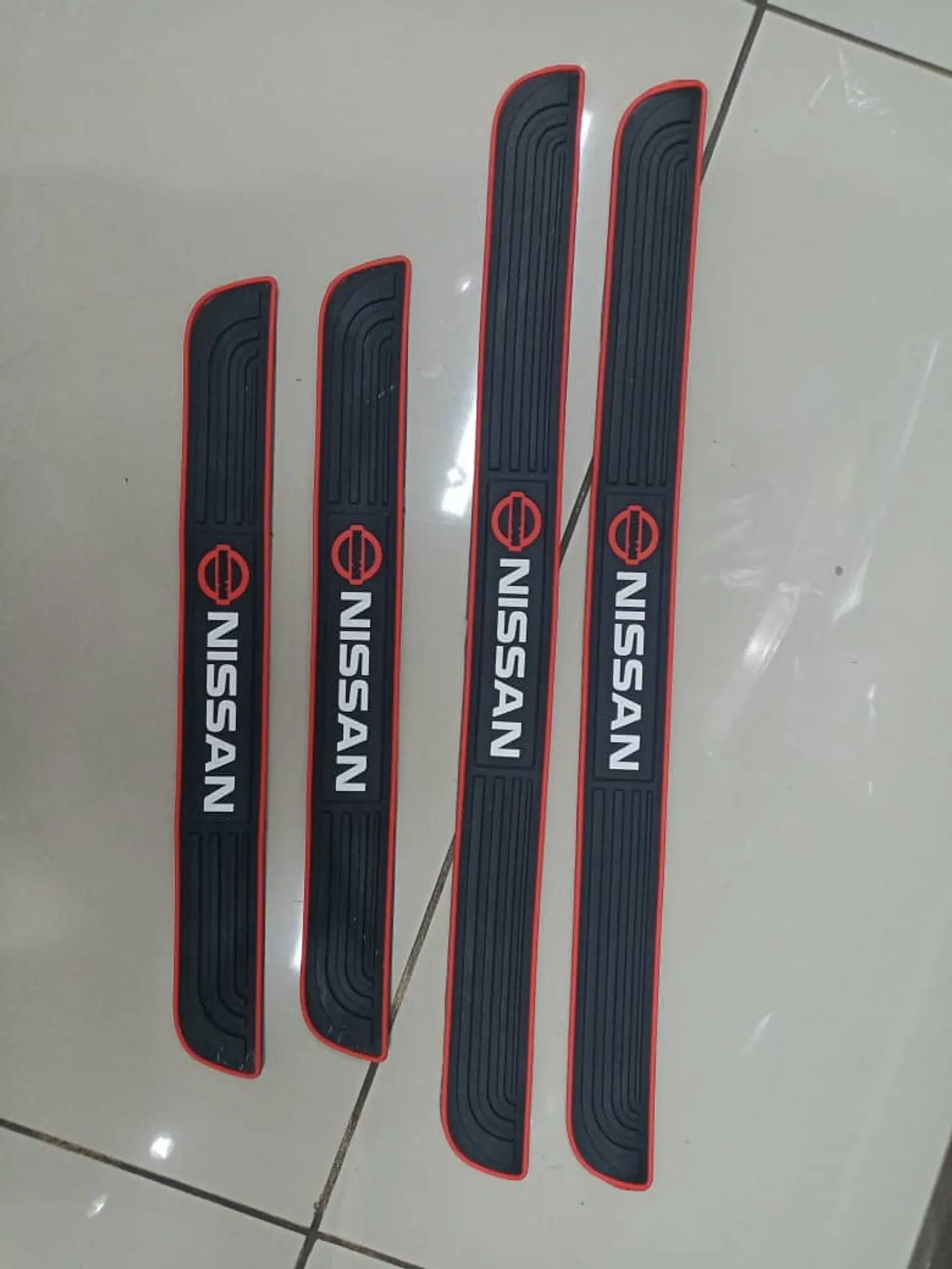 X4 Goma pisadera cubre zócalos Nissan - 2x 51.5 x4cm 2x37cm x4cm 7