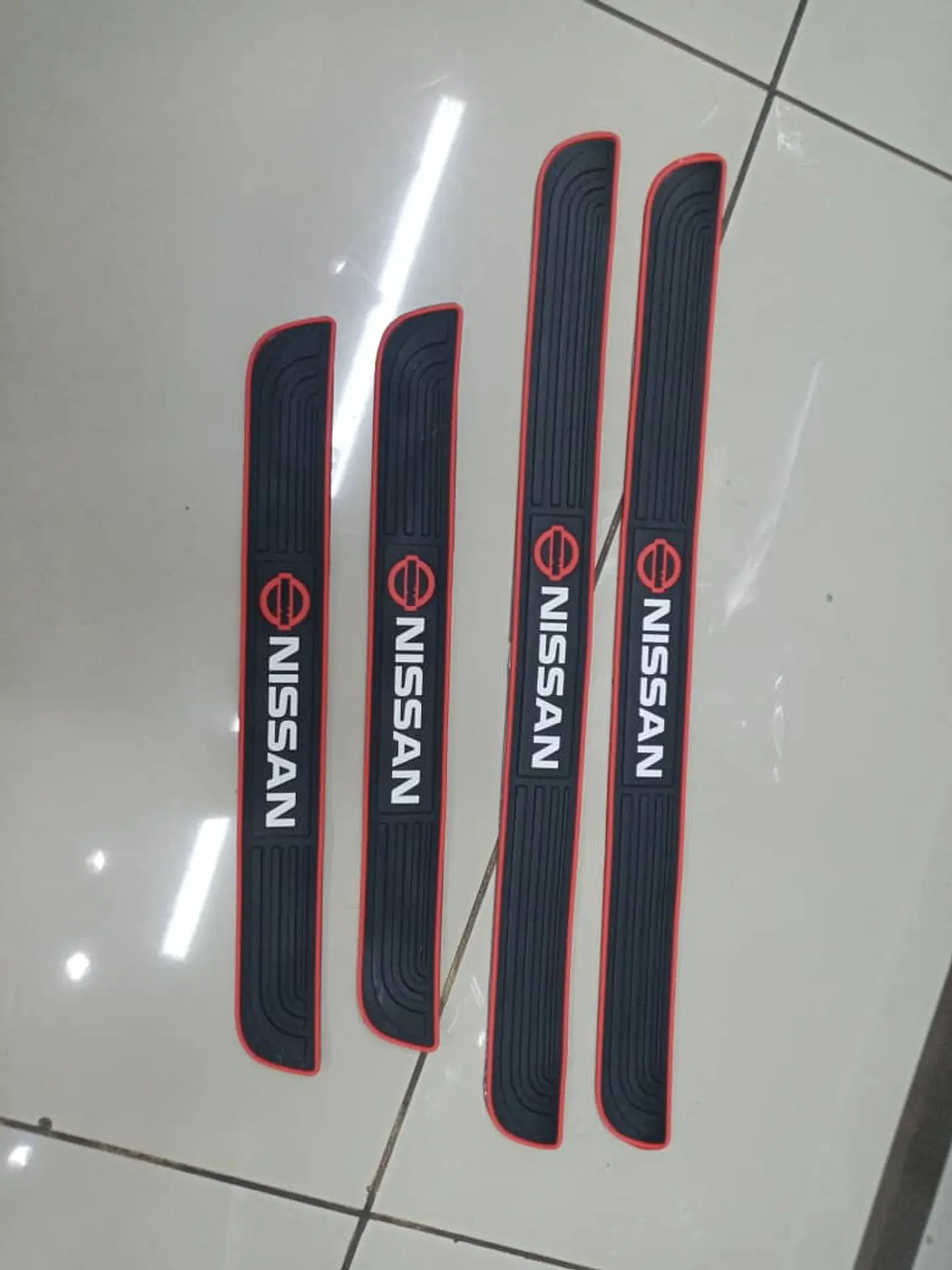 X4 Goma pisadera cubre zócalos Nissan - 2x 51.5 x4cm 2x37cm x4cm 10