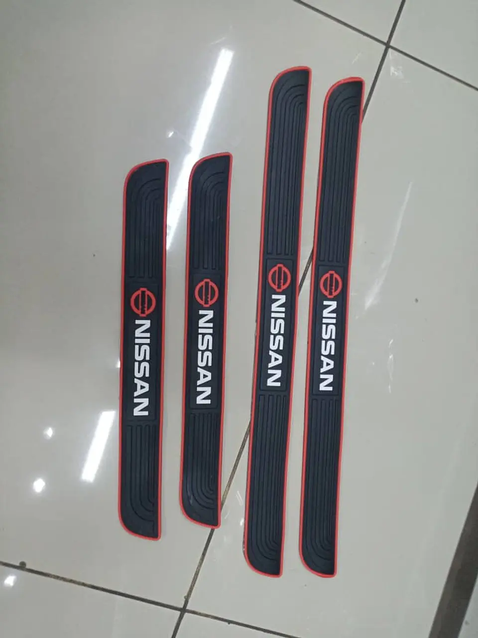 X4 Goma pisadera cubre zócalos Nissan - 2x 51.5 x4cm 2x37cm x4cm 10