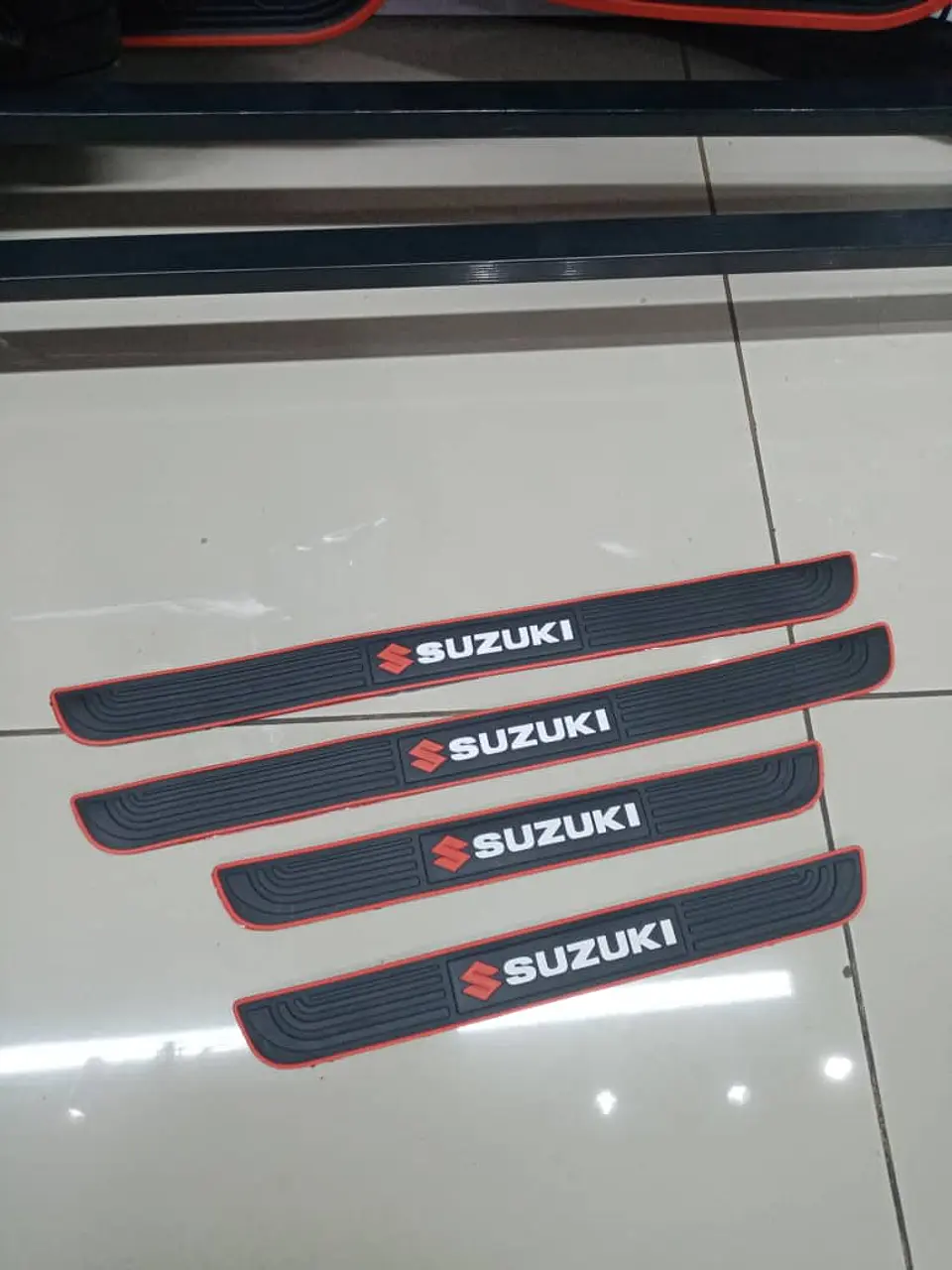 X4 Goma pisadera cubre zócalos Suzuki - 2x 51.5 x4cm 2x37cm x4cm 7