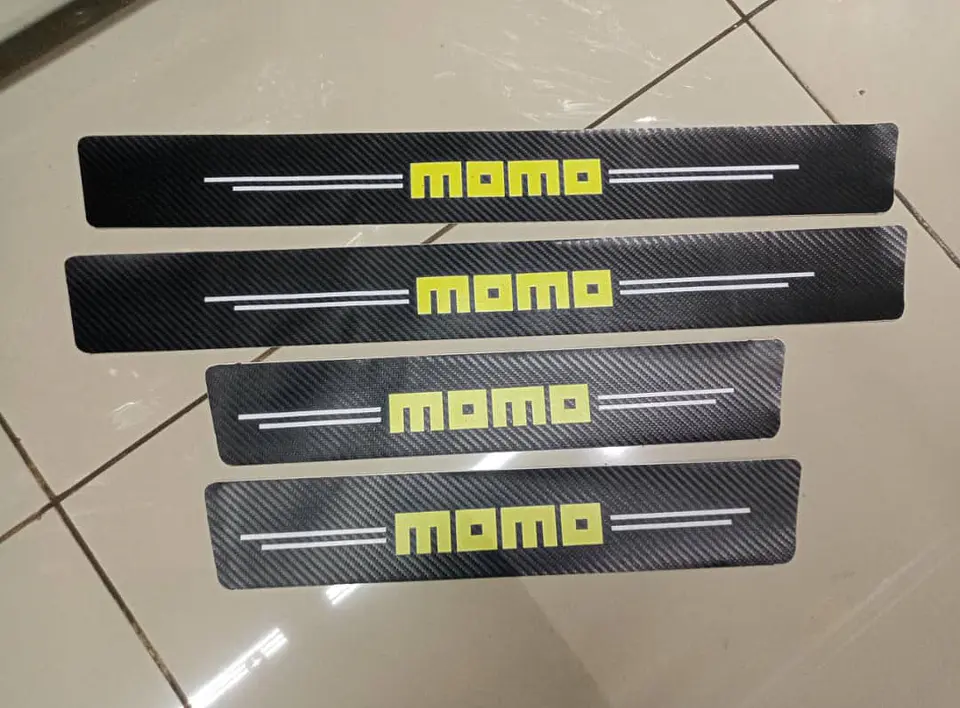 Cubre socalo/pisadera fibra carbono antiarañazos, 4pzs - Momo 5