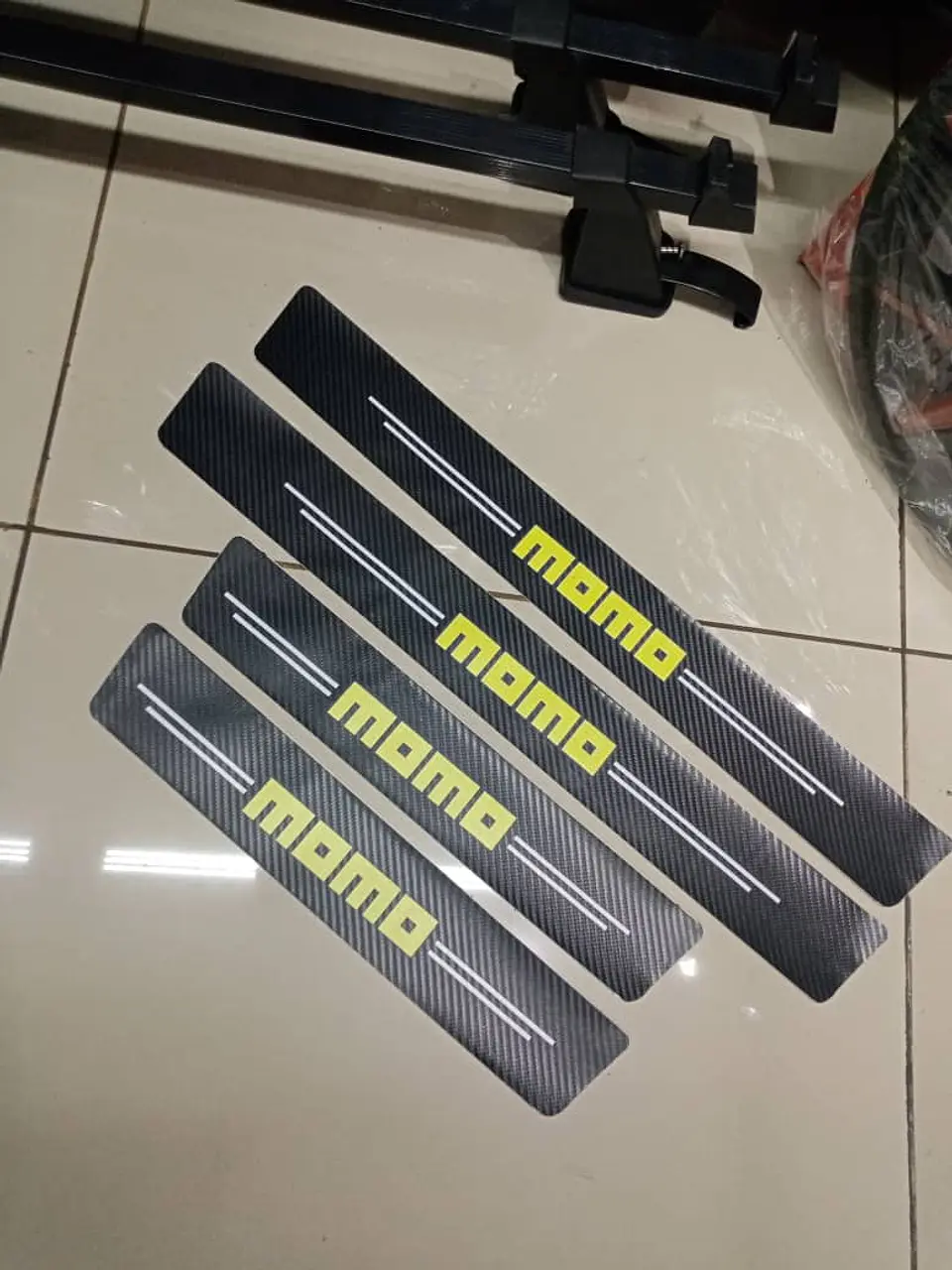 Cubre socalo/pisadera fibra carbono antiarañazos, 4pzs - Momo 6