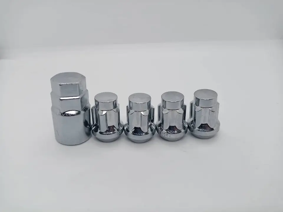 Juego 4 tuercas de seguridad con 1 llave de acero color plata 3