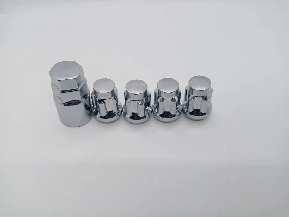 Juego 4 tuercas de seguridad con 1 llave de acero color plata 6