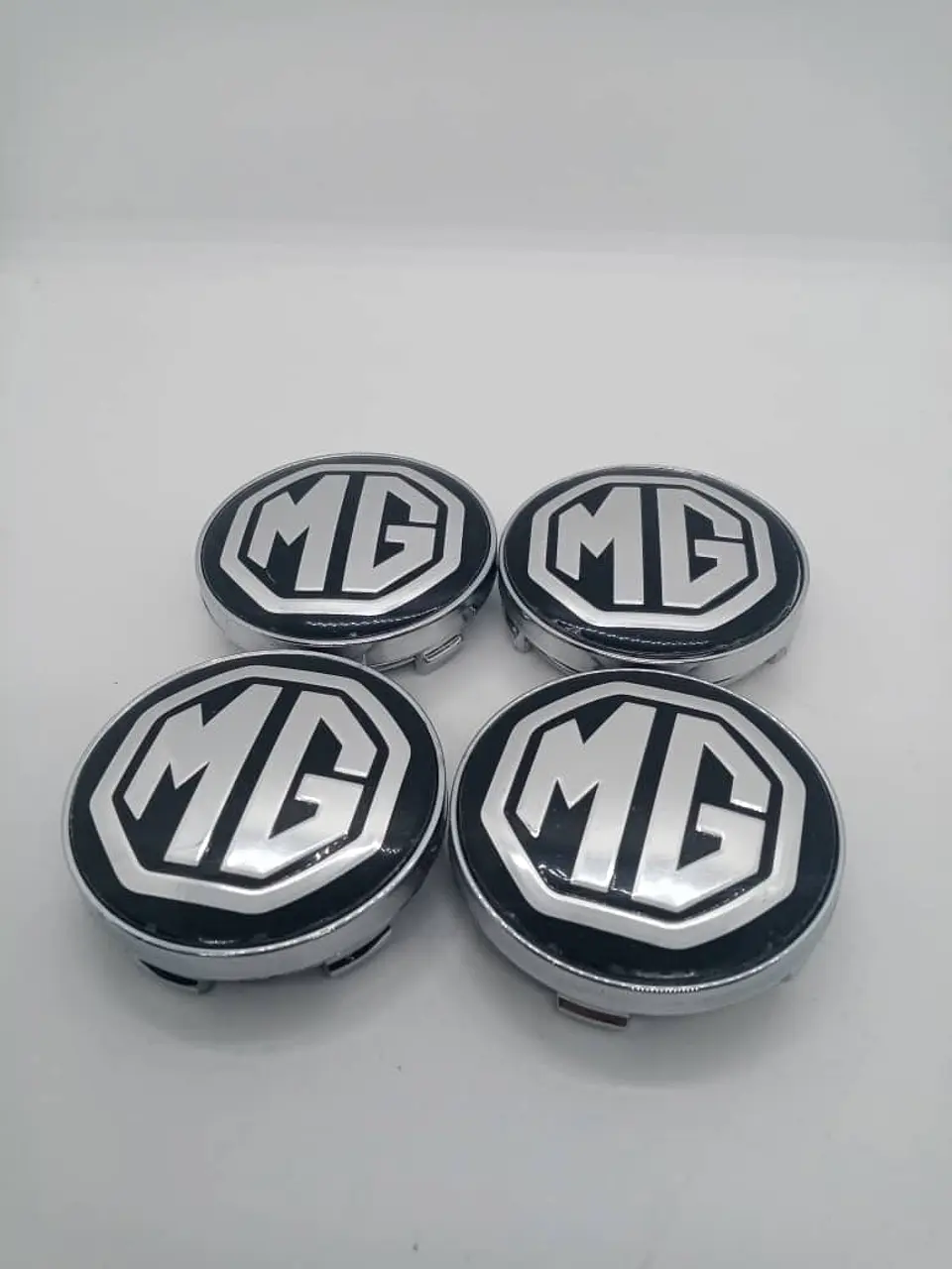 Set x4 Tapa centro de llanta MG negra con letra plata 15