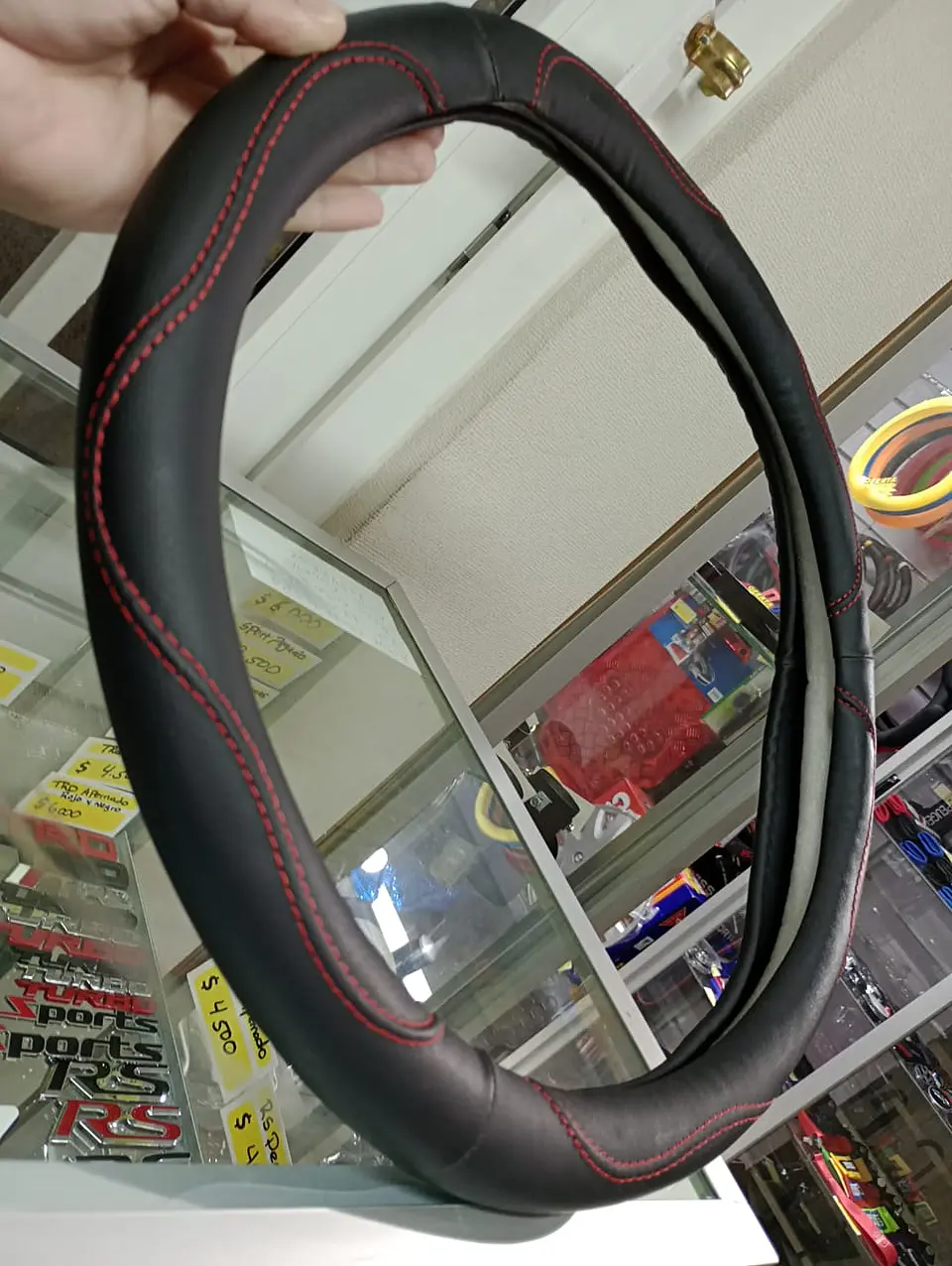 Forro cubre volante eco cuero negro, doble costura hilo rojo 1