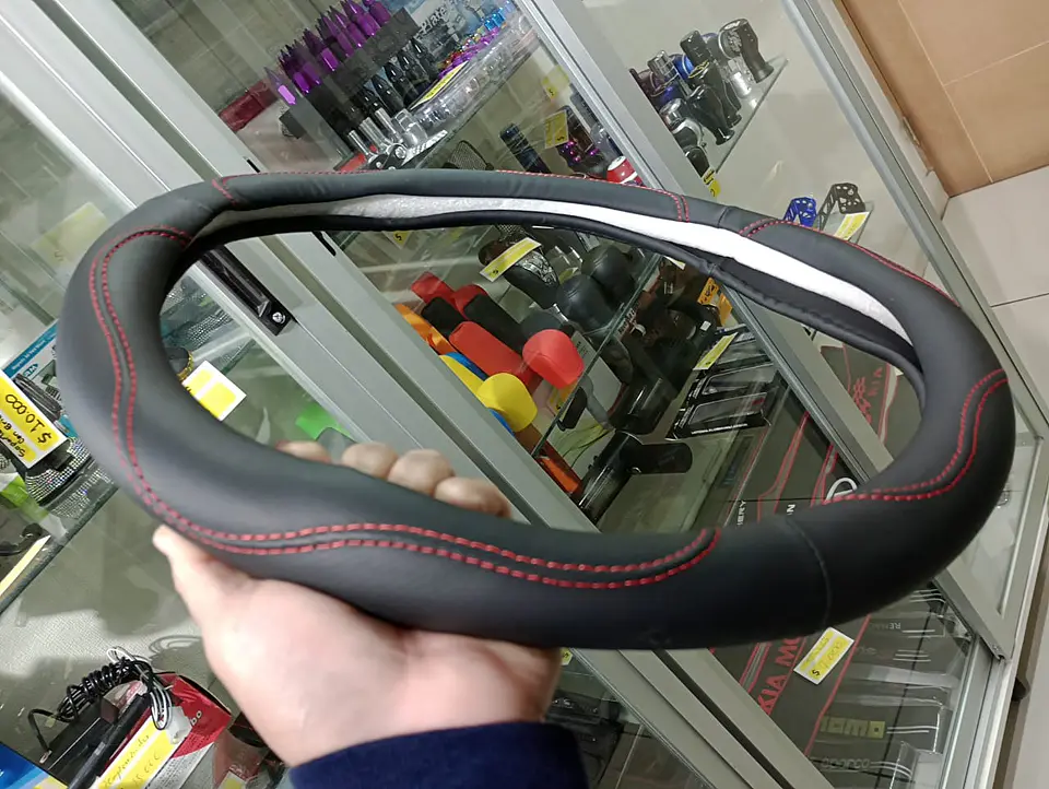 Forro cubre volante eco cuero negro, doble costura hilo rojo 2